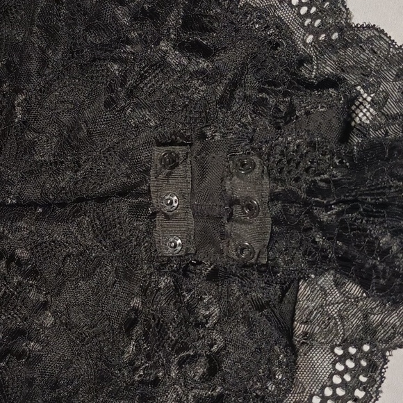 Elegant Black Lace Lingerie Set - Picture 5 of 8